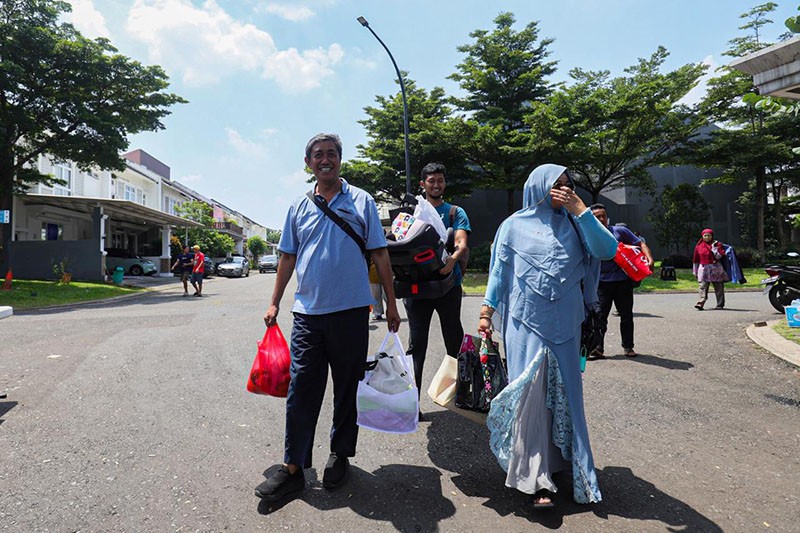 Warga Cluster Visalia Mengungsi saat Penyisiran Sisa Ledakan Gudang Amunisi - Bagian 3