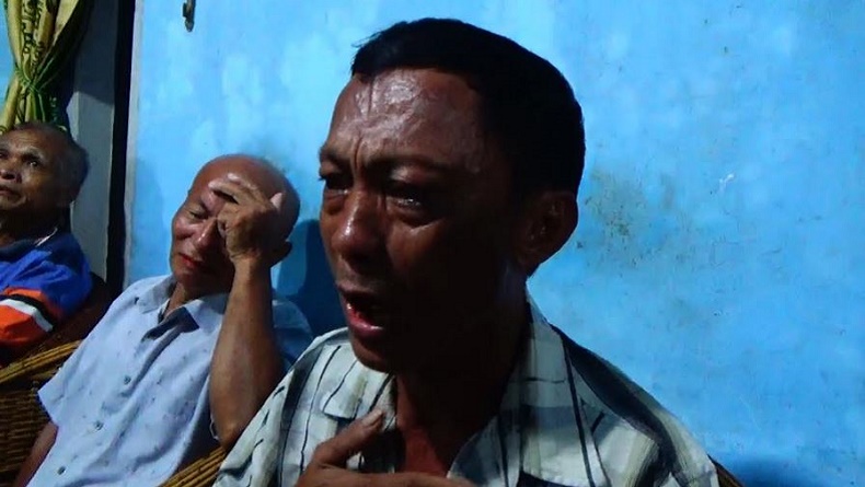 title Tangis Keluarga Eks Casis Bintara, Minta Mayat Anaknya Dibawa Pulang Walau Hanya Satu Tulang Tangis Keluarga Eks Casis Bintara, Minta Mayat Anaknya Dibawa Pulang Walau Hanya Satu Tulang