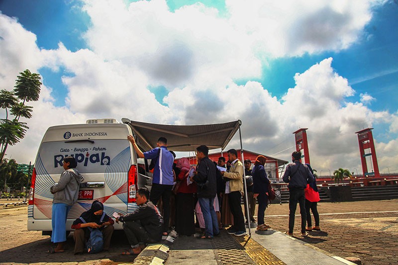 Antusiasme Warga Palembang Tukar Uang Rupiah Baru - Bagian 3