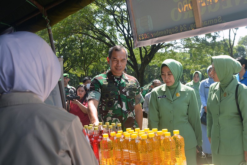 Penuhi Kebutuhan Pokok Prajurit dan Masyarakat, Kodam Diponegoro Gelar Bazar Murah  - Bagian 3