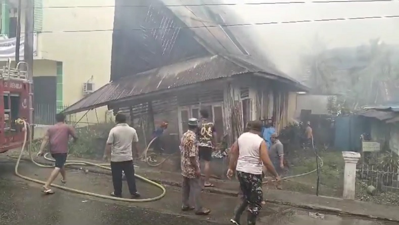 Disayangkan, Rumah Bersejarah Peninggalan Kolonial Belanda di Madina Hangus Terbakar