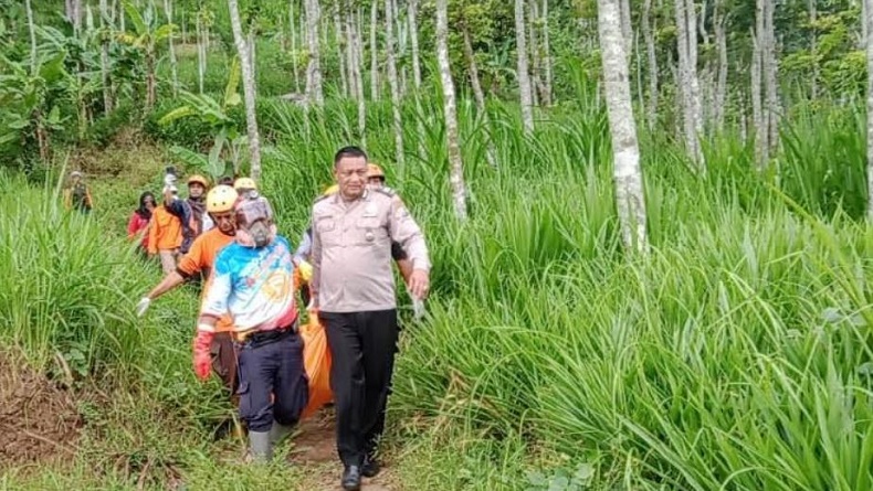 title Warga Malang Hilang saat Buang Sesajen di Gunung Katu, Ditemukan Tewas Membusuk Warga Malang Hilang saat Buang Sesajen di Gunung Katu, Ditemukan Tewas Membusuk