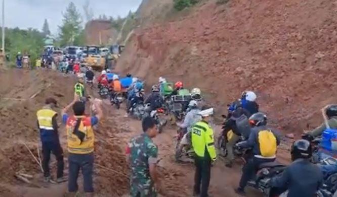 Tebing 50 Meter Longsor Timbun Jalan di Mamasa, Ratusan Kendaraan Pemudik Terjebak