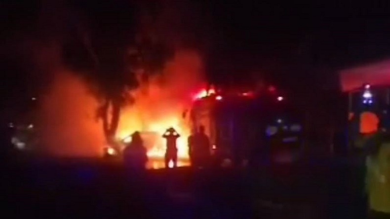 title Mobil Terbakar Hebat di Ponorogo saat Sahur, 2 Orang Tewas Terjebak Api Mobil Terbakar Hebat di Ponorogo saat Sahur, 2 Orang Tewas Terjebak Api