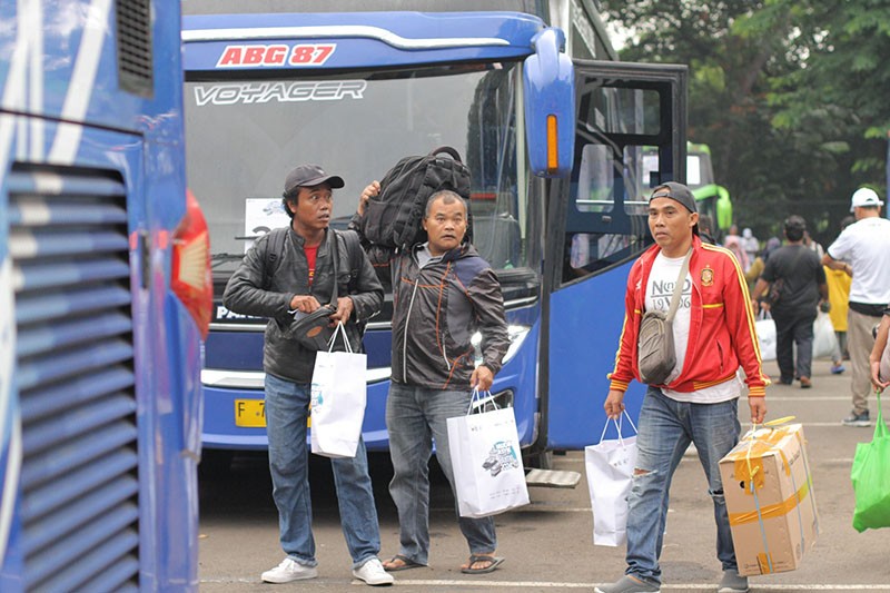 Keberangkatan Ratusan Pemudik ke 8 Kota - Bagian 3