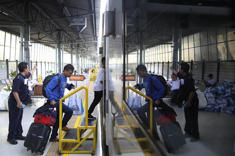 Mudik Lebaran 2024, Calon Penumpang Kereta Berdatangan ke Stasiun Pasar Senen - Bagian 1