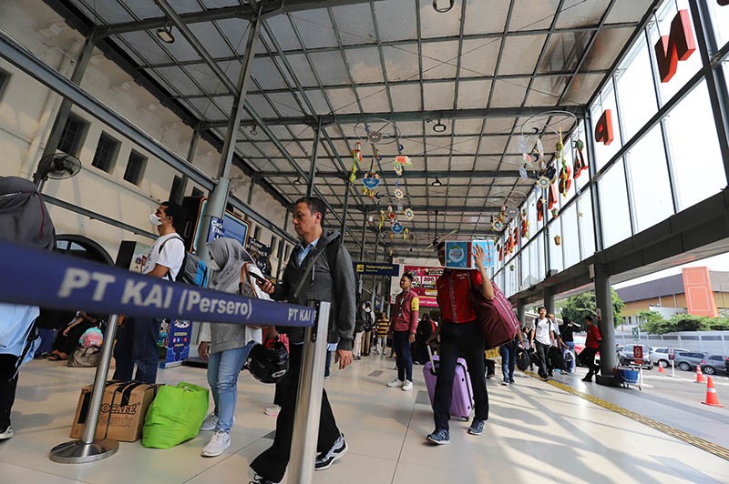 Mudik Lebaran 2024, Calon Penumpang Kereta Berdatangan ke Stasiun Pasar Senen - Bagian 5