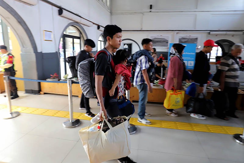 Mudik Lebaran 2024, Calon Penumpang Kereta Berdatangan ke Stasiun Pasar Senen - Bagian 3