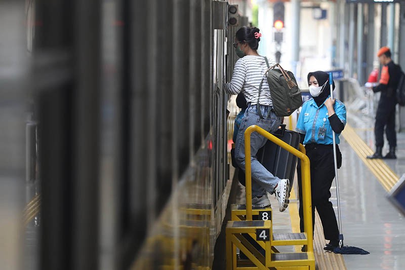 Mudik Lebaran 2024, Calon Penumpang Kereta Berdatangan ke Stasiun Pasar Senen - Bagian 2