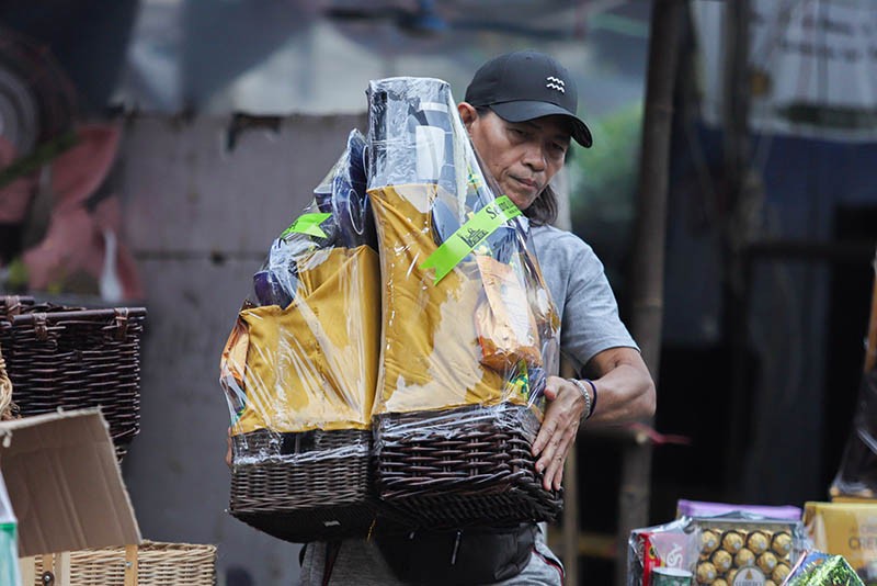 Laris Manis, Pedagang Parsel Cikini Banjir Pesanan Jelang Idulfitri 1445 H - Bagian 6