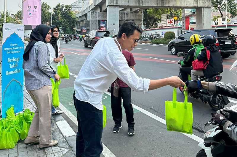 Generasi Muda Peruri Bagikan Takjil Gratis untuk Masyarakat - Bagian 2