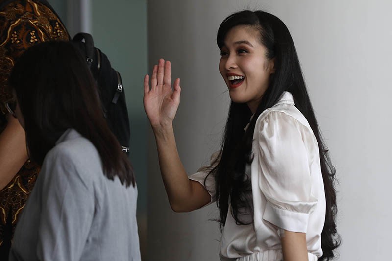 Ekspresi Sandra Dewi Istri Harvey Moeis Acungkan Jari Saranghaeyo - Bagian 3