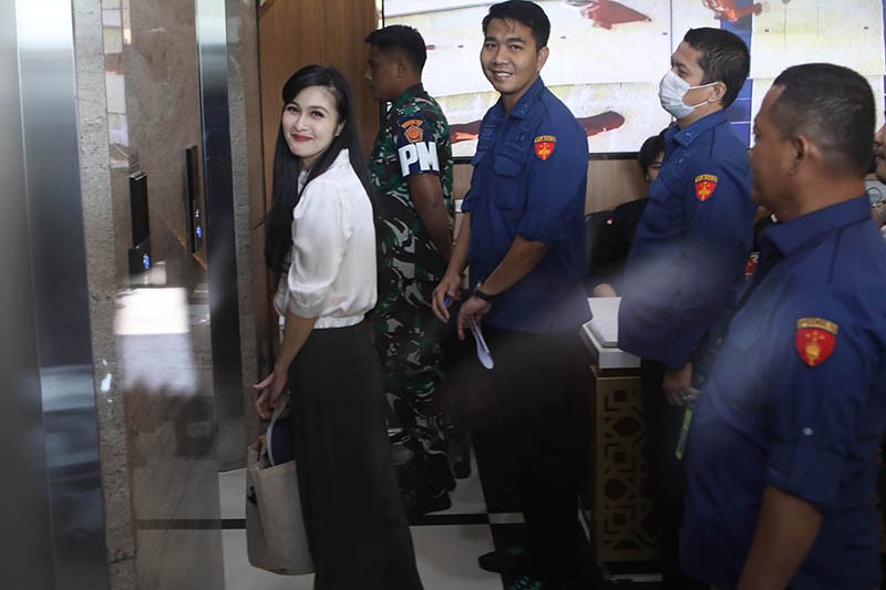 Ekspresi Sandra Dewi Istri Harvey Moeis Acungkan Jari Saranghaeyo - Bagian 2