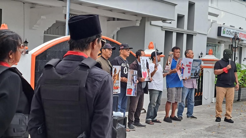 title Elemen Masyarakat Yogya Kirimkan Rompi Antipeluru untuk Hakim MK agar Tahan Tekanan Penguasa Elemen Masyarakat Yogya Kirimkan Rompi Antipeluru untuk Hakim MK agar Tahan Tekanan Penguasa