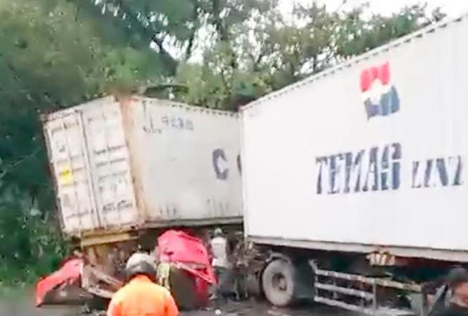 title Kronologi Tabrakan Beruntun Truk Kontainer di Pasuruan Tewaskan 3 Tewas, Diduga Rem Blong Kronologi Tabrakan Beruntun Truk Kontainer di Pasuruan Tewaskan 3 Tewas, Diduga Rem Blong