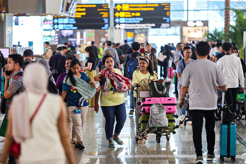 Suasana Bandara Soekarno-Hatta H -6 Idul Fitri 1445 H Dipadati Pemudik - Bagian 2