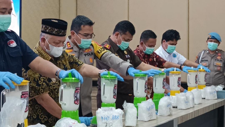 Polres Bangka Barat Musnahkan 35 Kilogram Sabu, Diblender dan Dicampur Cairan Pembersih Lantai