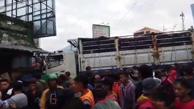 Kecelakaan di Jalur Mudik Wonosobo-Temanggung, Truk Tronton Tabrak 3 Kendaraan dan Warung