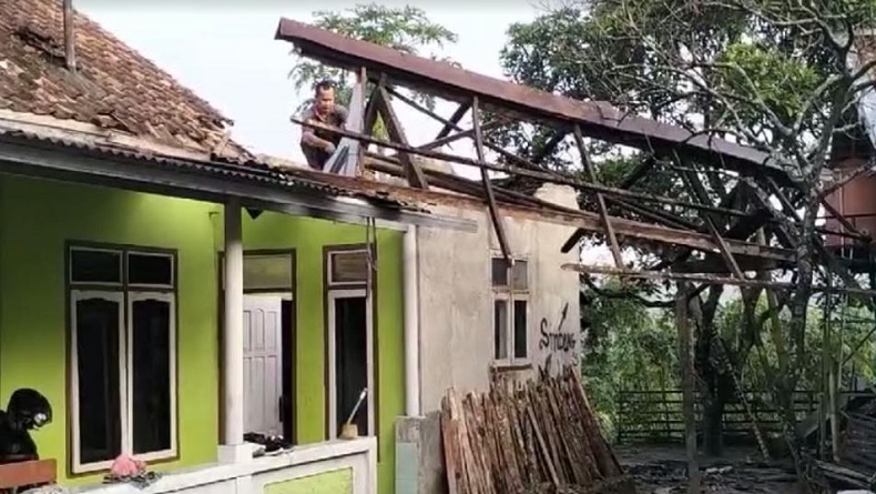 title Hujan dan Angin Kencang Terjang Lebak Banten, Puluhan Rumah Rusak 4 Roboh Hujan dan Angin Kencang Terjang Lebak Banten, Puluhan Rumah Rusak 4 Roboh
