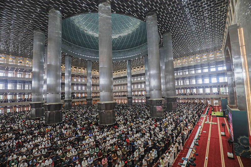Suasana Salat Jumat Minggu Terakhir Ramadan 1445 H di Masjid Istiqlal - Bagian 3