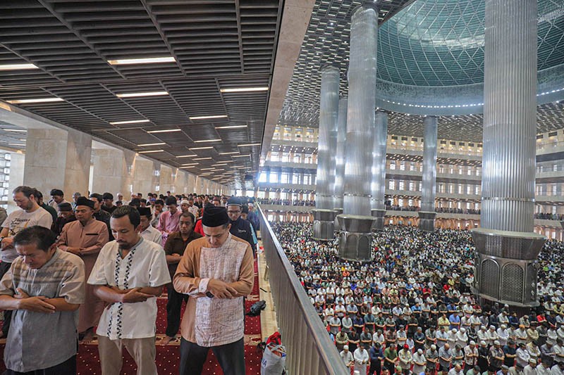 Suasana Salat Jumat Minggu Terakhir Ramadan 1445 H di Masjid Istiqlal - Bagian 2