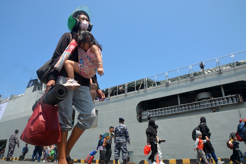 Ratusan Orang Mudik dengan Kapal Perang KRI Banda Aceh Tiba di Semarang - Bagian 2