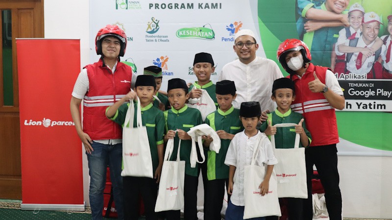 Berbagi saat Ramadan, Kurir Lion Parcel Berikan Santunan Anak Yatim dan Dhuafa - Bagian 1