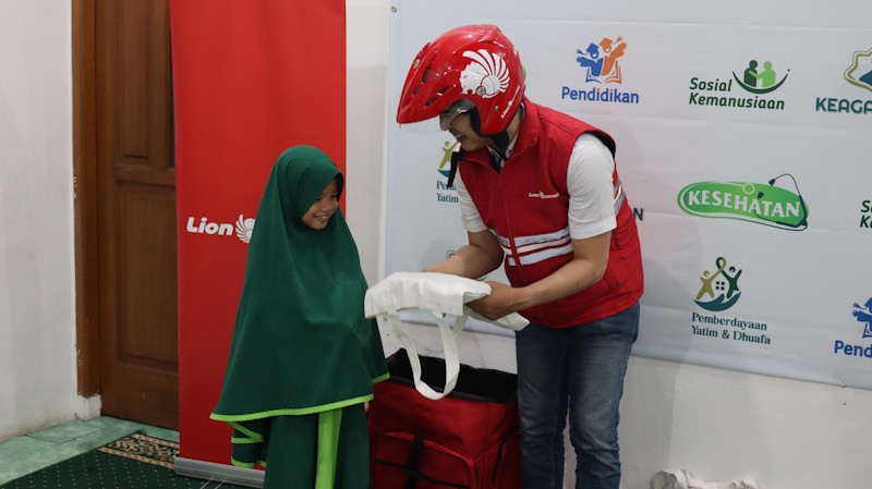 Berbagi saat Ramadan, Kurir Lion Parcel Berikan Santunan Anak Yatim dan Dhuafa - Bagian 3