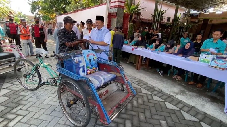 Viral Kades di Jombang Bagikan Zakat Senilai Rp13 M ke Tukang Becak, Antrean hingga 3 Km