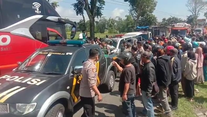 Ambulans Pembawa Jenazah Adu Banteng dengan Bus PO Santoso di Temanggung, 4 Orang Terluka