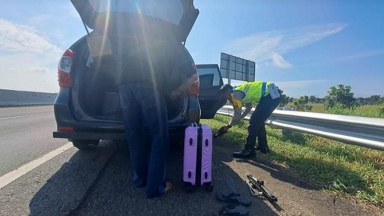 Mobil Pecah Ban di Tol Pemalang, Polisi Patroli Respons Cepat Bantu Pemudik