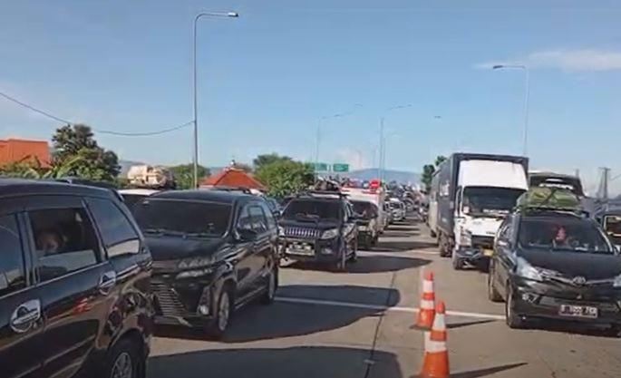 H-3 Lebaran, Antrean Ribuan Kendaraan Pemudik Mengular Panjang di GT Pejagan