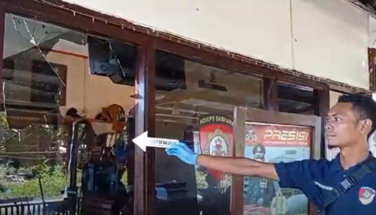 Emosi Ditolak Temui Pelaku Pencabulan Anak, Massa Serang Polsek Sorong Kepulauan