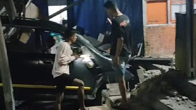 Pengemudi Diduga Mabuk, Avanza Ditumpangi Polisi Tabrak Rumah Makan di Nagekeo NTT