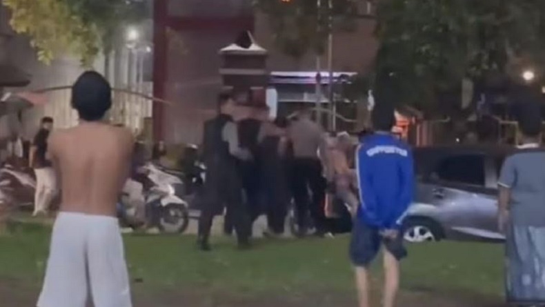 title Nyalakan Petasan Ganggu Jemaat Salat, 4 Remaja di Malang Ditangkap Polisi Nyalakan Petasan Ganggu Jemaat Salat, 4 Remaja di Malang Ditangkap Polisi