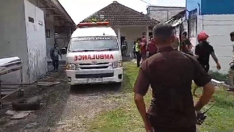 title 13 Kantong Jenazah Korban Kecelakaan Tol Japek Dibawa ke RSUD Karawang 13 Kantong Jenazah Korban Kecelakaan Tol Japek Dibawa ke RSUD Karawang