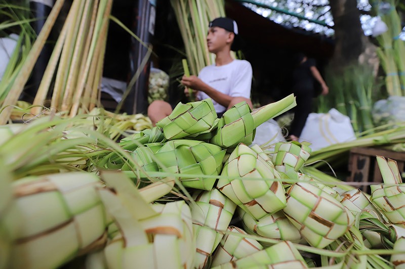 Penjualan Kulit Ketupat Jelang Lebaran di Pasar Palmerah - Bagian 1