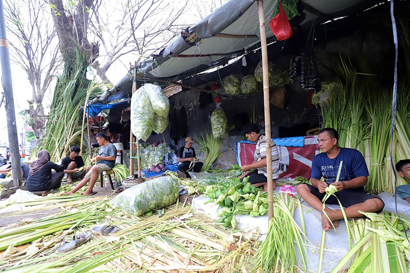 Penjualan Kulit Ketupat Jelang Lebaran di Pasar Palmerah - Bagian 2