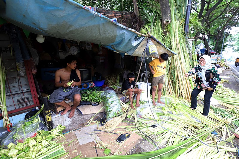 Penjualan Kulit Ketupat Jelang Lebaran di Pasar Palmerah - Bagian 3