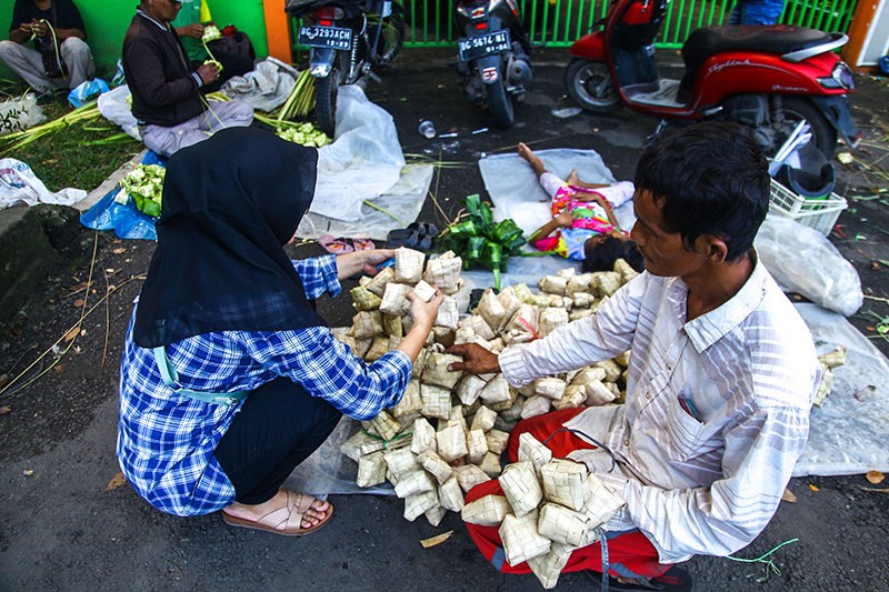 Lapak Kulit Ketupat Bermunculan di Pasar Soak Bato Palembang - Bagian 2