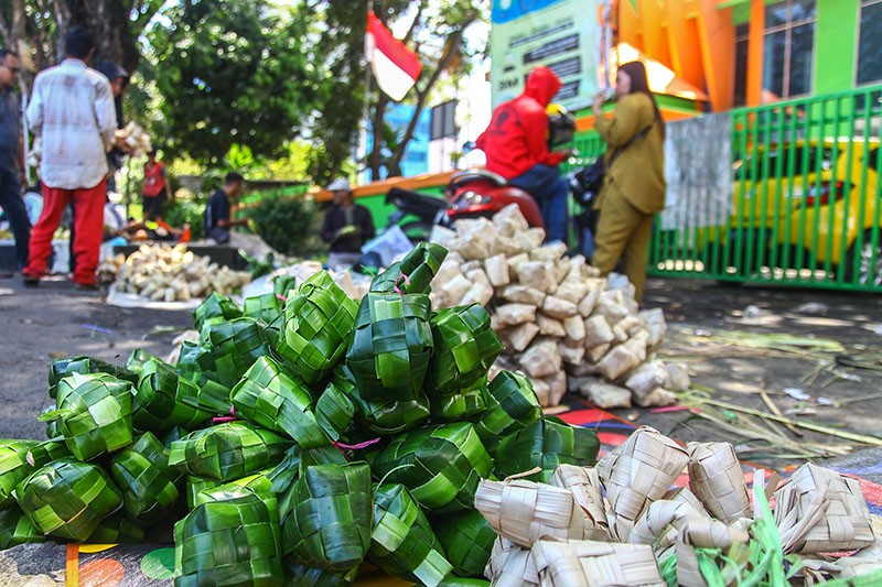 Lapak Kulit Ketupat Bermunculan di Pasar Soak Bato Palembang - Bagian 1