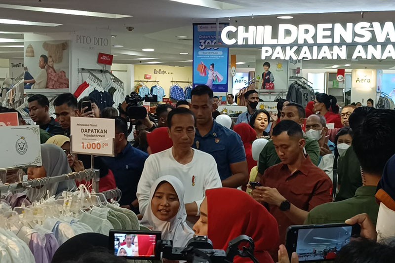 Presiden Jokowi Ajak 40 Anak Panti Asuhan Belanja Baju Lebaran - Bagian 1