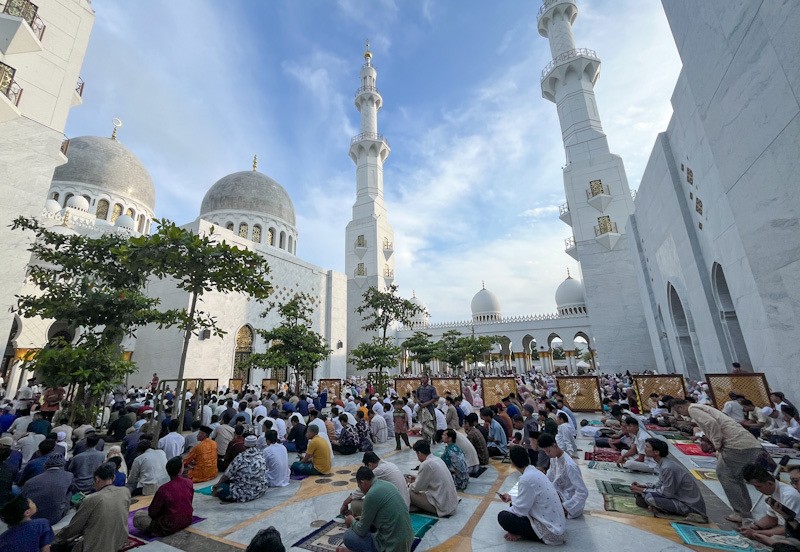Suasana Ribuan Umat Muslim Salat Id di Masjid Raya Sheikh Zayed Solo - Bagian 2