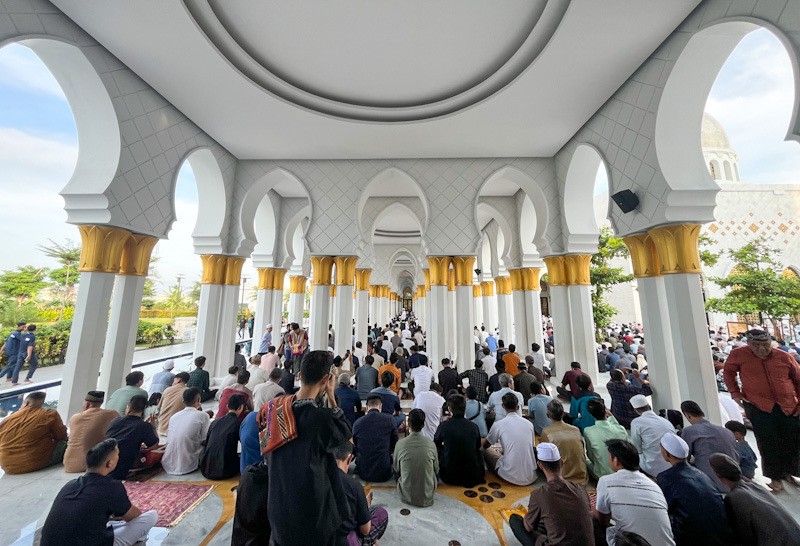 Suasana Ribuan Umat Muslim Salat Id di Masjid Raya Sheikh Zayed Solo - Bagian 3