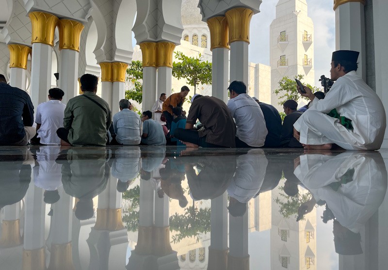 Suasana Ribuan Umat Muslim Salat Id di Masjid Raya Sheikh Zayed Solo - Bagian 4