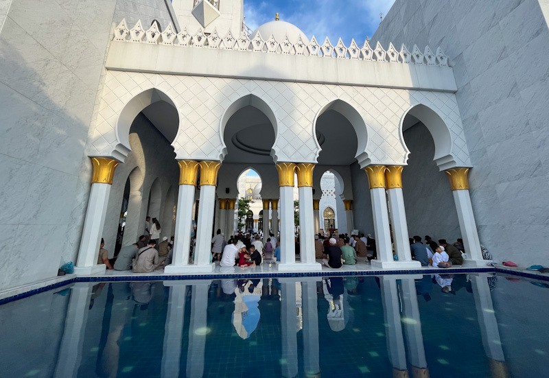 Suasana Ribuan Umat Muslim Salat Id di Masjid Raya Sheikh Zayed Solo - Bagian 5