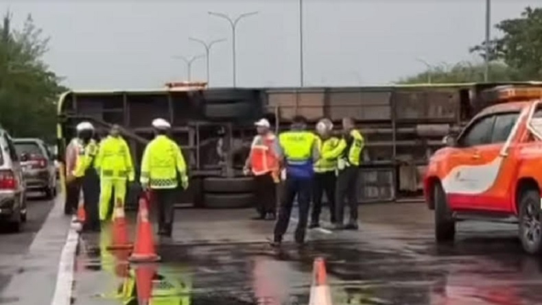 title Kronologi Bus Terguling di Tol Cipali hingga Timbulkan Kemacetan, Sopir Hilang Kendali Kronologi Bus Terguling di Tol Cipali hingga Timbulkan Kemacetan, Sopir Hilang Kendali