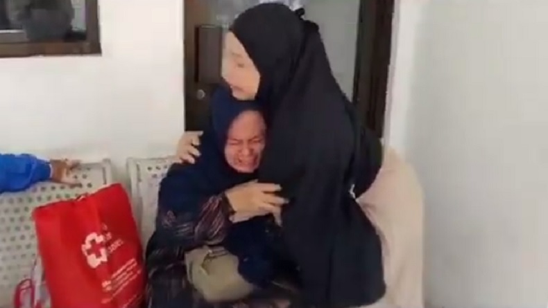 Jemput Jenazah Anak di RSUD Karawang, Tangis Ibu Korban Kecelakaan Tol Cikampek Pecah