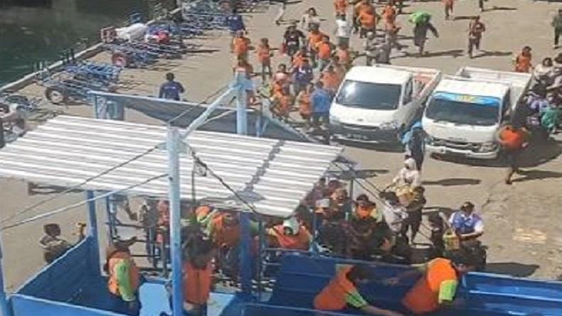 title Viral Porter Berlomba-lomba Lari saat Kapal Bersandar, Berjuang Mengais Rezeki di Musim Lebaran Viral Porter Berlomba-lomba Lari saat Kapal Bersandar, Berjuang Mengais Rezeki di Musim Lebaran