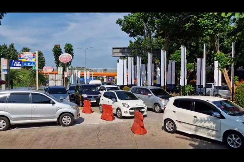 Kendaraan Pemudik Membeludak di Rest Area 102 Tol Cipali pada H+1 Lebaran - Bagian 2